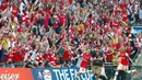 Selebrasi Gelandang Arsenal, Aaron Ramsey (kiri) usai mencetak gol ke gawang Hull City dan memastikan "The Gunners" merengkuh trofi Piala FA di Stadion Wembley, London, (18/5/2014). (REUTERS/Eddie Keogh)