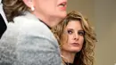  Korban pelecehan seksual Donald Trump, Summer Zervos (kanan) mendengarkan kuasa hukumnya, Gloria Allred saat konpers pengajuan gugatan di Los Angeles, AS (17/1). Summer menggugat Trump atas pencemaran nama baik terhadap dirinya. (AFP Photo/Valerie Macon)