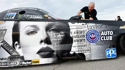 Bagian depan mobil balap Chevrolet Camaro SS yang didesain dengan sampul album ke-6 Taylor Swift "Reputation" di Las Vegas, Nevada (10/11). Di album terbarunya Taylor Swift berkolaborasi dengan Ed Sheeran dan Future. (AFP Photo/Getty Images/AFP)
