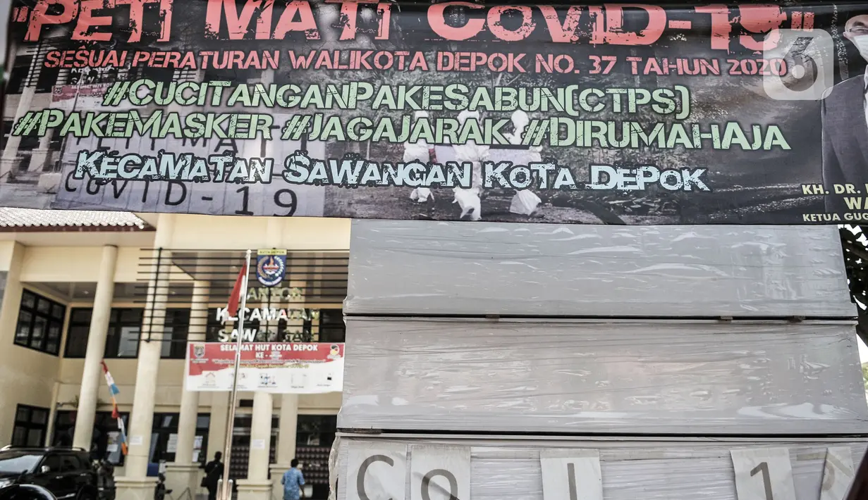 Tumpukkan peti mati yang dipajang di depan Kantor Kecamatan Sawangan, Depok, Rabu (26/8/2020). Sebanyak 5 buah peti jenazah sengaja dipasang pihak Kantor Kecamatan Sawangan sebagai media sosialisasi agar mengingat akan bahaya Covid-19 dan patuh terhadap protokol kesehatan (merdeka.com/Iqbal Nugroho)