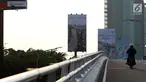 Pengendara motor melintasi sebuah billboard ucapan pernikahan di jalan layang Tanjung Barat, Jagakarsa, Jakarta, Kamis (21/9). Papan iklan itu memuat satu pasangan bernama Nafisa dan Rizky. (Liputan6.com/Immanuel Antonius)