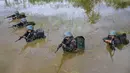 Prajurit TNI dari Batalyon Infanteri Raider membidik sasaran  saat latihan perang gerilya di pangkalan mereka di Banda Aceh, provinsi Aceh, 30 April 2019.  Prajurit batalion raider dilatih  untuk siap melakukan berbagai operasi khusus dan penugasan mendadak. (CHAIDEER MAHYUDDIN / AFP)