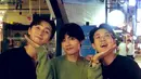 V BTS mengunggah foto dirinya bersama aktor Park Seo Joon dan Choi Woo Shik. Foto ini diambil setelah ia menghadiri premiere VIP film bertajuk ‘The Divine Fury’ pada 30 Juli yang dibintangi Park Seo Joon dan penampilan cameo dari Choi Woo Shik. (Liputan6.com/Twitter/@BTS_twt)