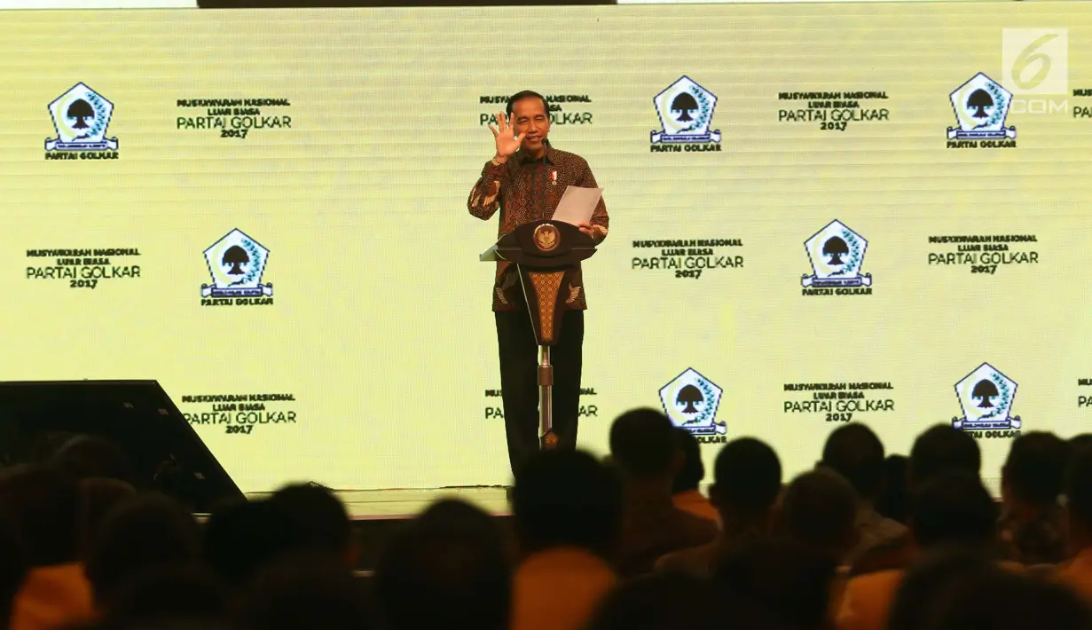 Presiden Joko Widodo (Jokowi) memberikan sambutan saat pembukaan Musyawarah Nasional Luar Biasa (Munaslub) Partai Golkar di Jakarta, Senin (18/12). Munaslub Partai Golkar berlangsung hingga 20 Desember 2017. (Liputan6.com/Angga Yuniar)