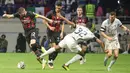 <p>Penyerang AC Milan, Ante Rebic berusaha melewati bek Liverpool, Joel Matip selama pertandingan Dubai Super Cup 2022 di stadion al-Maktoum, Uni Emirat Arab, Jumat (16/12/2022). Liverpool menang telak atas AC Milan 4-1. (AFP/Karim Sahib)</p>