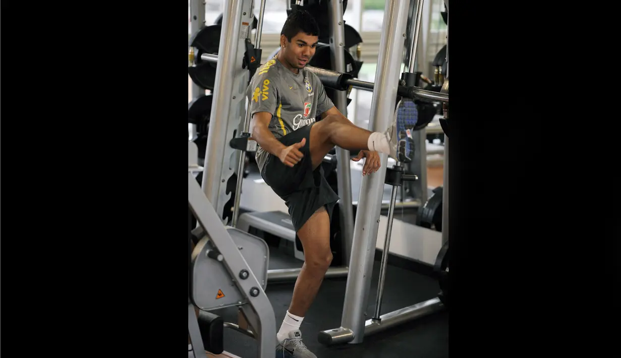 Pemain Timnas Brasil U-20, Casemiro berlatih fisik jelang pertandingan final Piala Dunia U-20 2011 (17/8/2011). (AFP/Aizar Raldes)