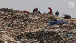 Pemulung mengais sampah di Tempat Pembuangan Akhir (TPA) Cipayung, Depok, Jawa Barat, Senin (16/9/2019). Pemerintah Kota (Pemkot) berencana mengalihkan pembuangan sampah dari TPA Cipayung ke TPA Regional Lulut-Nambo di Kabupaten Bogor, Jawa Barat. (Liputan6.com/Herman Zakharia)