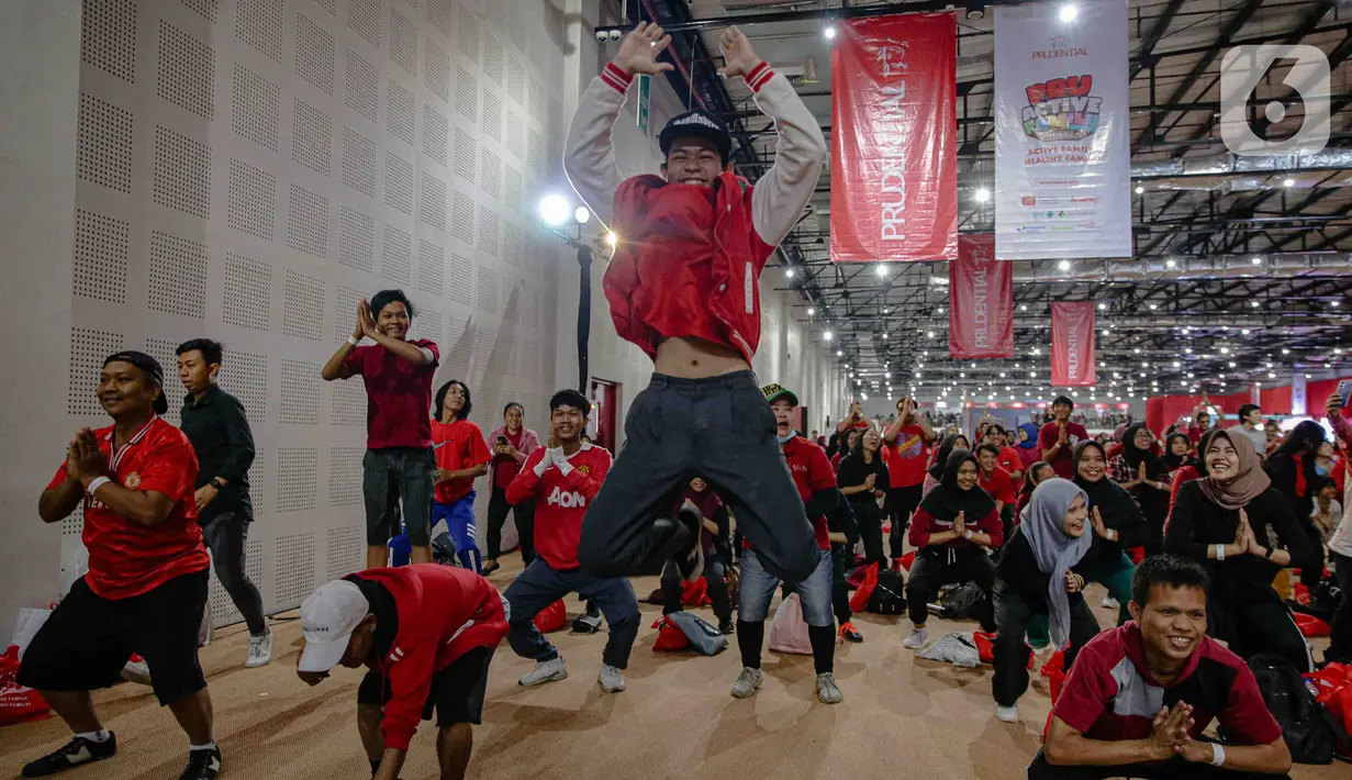 Peserta mengikuti fun exercise yang diadakan PRUActive Family by Prudential di Balai Kartini, Jakarta, Minggu (26/11/2023). (Liputan6.com/Faizal Fanani)