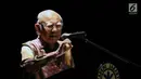 Ketua Dewan Pertimbangan Presiden periode 2010-2014, Emil Salim saat menyampaikan Renungan Pancasila di Teater Kecil TIM, Jakarta, Selasa (7/8). STA Memorial Lecture rutin diadakan sejak 2005 lalu. (Liputan6.com/Helmi Fithriansyah)