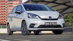 Eksterior Honda Jazz terbaru ini mengingatkan dengan Honda Jazz GD3 yang pernah hadir di Indonesia. Desain membulat mendominasi bentuk luar mobil ini. Facia depan terlihat menggemaskan dengan lampu berukuran besar serta grill model tertutup yang seakan tersenyum. Teknologi full LED hingga ke fog lamp menjanjikan penerangan yang baik di malam hari. (Source: carbuyer.com.sg)