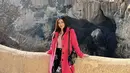 Berlibur ke Turki, Natasha mengenakan gaya winternya dengan long coat pink dari Marks & Spencer seharga Rp1,3 jutaan, dipadukan celana hitam bermotif dan sneakes pink yang serasi dengan innernya. Ia pun membawa shoulder bag Balenciaga seharga Rp20 jutaan. @natashawilona12