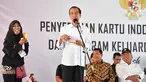 Presiden Joko Widodo atau Jokowi memberi pertanyaan kepada seorang wanita saat penyerahan KIP dan PKH di SMA Negeri 1 Palembang, Sumatra Selatan (22/1). (Liputan6.com/Pool/Biro Setpres)