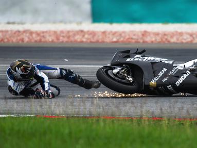 Pebalap Aspar MotoGP, Yonny Hernandez, terjatuh saat tes pra musim MotoGP 2016 di Sirkuit Sepang, Malaysia, (3/2/2016). (AFP/Mohd Rasfan)