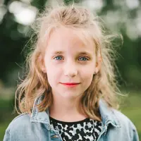 Masih banyak orangtua yang kesulitan untuk meningkatkan kepercayaan diri anak (Foto: Unsplash.com/🇸🇮 Janko Ferlič)