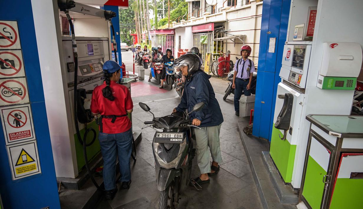 Diketahui, pada Senin (9/3/2026) pagi, harga minyak mentah sudah menyentuh level US$ 113,68 per barel. Tampak dalam foto, para pengendara mengantre di sebuah Stasiun Pengisian Bahan Bakar Umum (SPBU) di Surabaya, Jawa Timur, pada Senin 9 Maret 2026. (JUNI KRISWANTO/AFP)