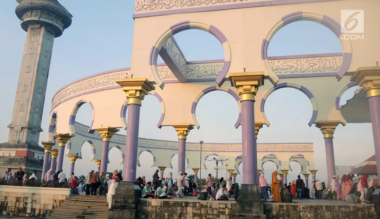 Umat muslim berdatangan untuk melaksanakan salat Idul Fitri di Masjid Agung Jawa Tengah, Semarang, Rabu (5/6/2019). Bertindak sebagai khatib dalam salat Idul Fitri di Masjid Agung Jawa Tengah adalah Menteri Riset Teknologi dan Pendidikan Tinggi Prof. H. Mohamad Nasir, Ak, Ph.D. (Liputan6.com/Gholib)