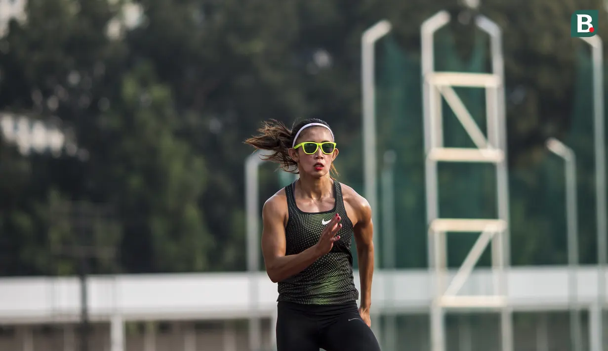Pelari Indonesia, Emilia Nova, berlari saat pemusatan latihan di Stadion Madya Senayan, Jakarta, Kamis (2/8/2018). Pemusatan latihan ini merupakan persiapan jelang Asian Games XVIII. (Bola.com/Vitalis Yogi Trisna)