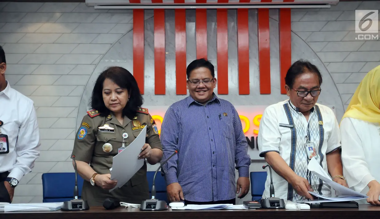 Komisioner Ombudsman RI, Adrianus Meliala (tengah) usai menyerahkan hasil investigasi terkait Penataan PKL oleh Satpol PP kepada Kepala Bagian Biro Hukum dan Kasubag Umum Satpol PP Lusi A di Jakarta, Kamis (2/11). (Liputan6.com/Helmi Fithriansyah)