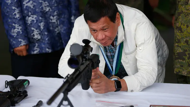 Lawan Ancaman Terorisme, Duterte Jajal Senjata Kiriman dari China