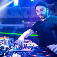 Jadi bintang tamu yang dinanti, Steve Angello menggebrak Invasion 2016 di Jakarta.