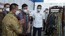 Direktur Keuangan Askrindo, Liston Dimanjuntak (kiri) bersama Deputi Bidang Koordinasi Ekonomi Makro dan Keuangan Kementerian Koordinator Bidang Perekonomian, Iskandar Simorangkir (kedua kiri) dan Wali Kota Surakarta, Gibran Rakabuming Raka mengunjungi Booth UMKM PT Askrindo pada KUR Festival Fintech 2022, di Solo Technopark, Surakarta, Jawa Tengah, Kamis (19/05/2022). (Liputan6.com/HO/Askrindo)