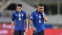 Pemain Italia Marco Verratti (kanan) dan Federico Chiesa berjalan di ujung lapangan saat melawan Bulgaria pada pertandingan sepak bola Grup C kualifikasi Piala Dunia 2022 di Stadion Artemio Franchi, Florence, Italia, Kamis (2/9/2021). Pertandingan berakhir dengan skor 1-1. (AP Photo/Luca Bruno)