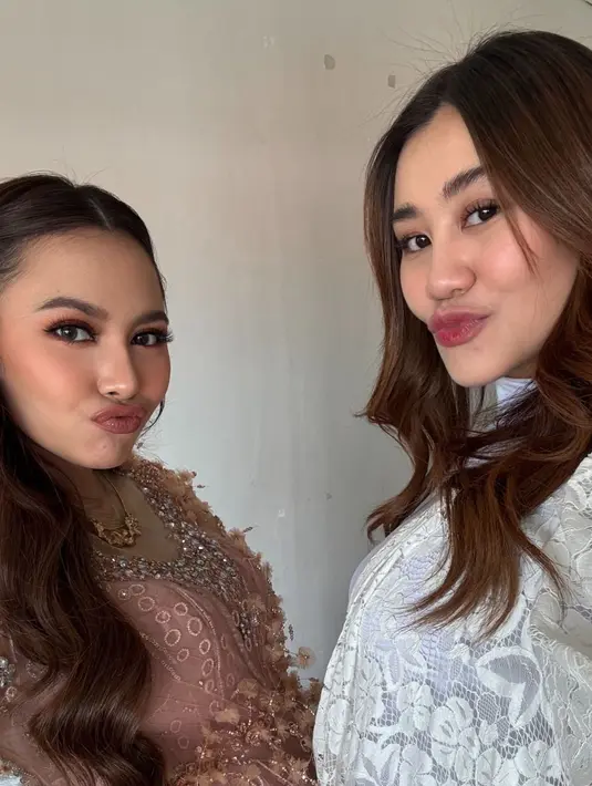 Pertemanan Mahalini Raharja dan Aaliyah Massaid merupakan definisi bestie sejati. Menikah di tahun yang sama, keduanya pun juga hamil anak pertama di waktu bersamaan [@aaliyah.massaid]