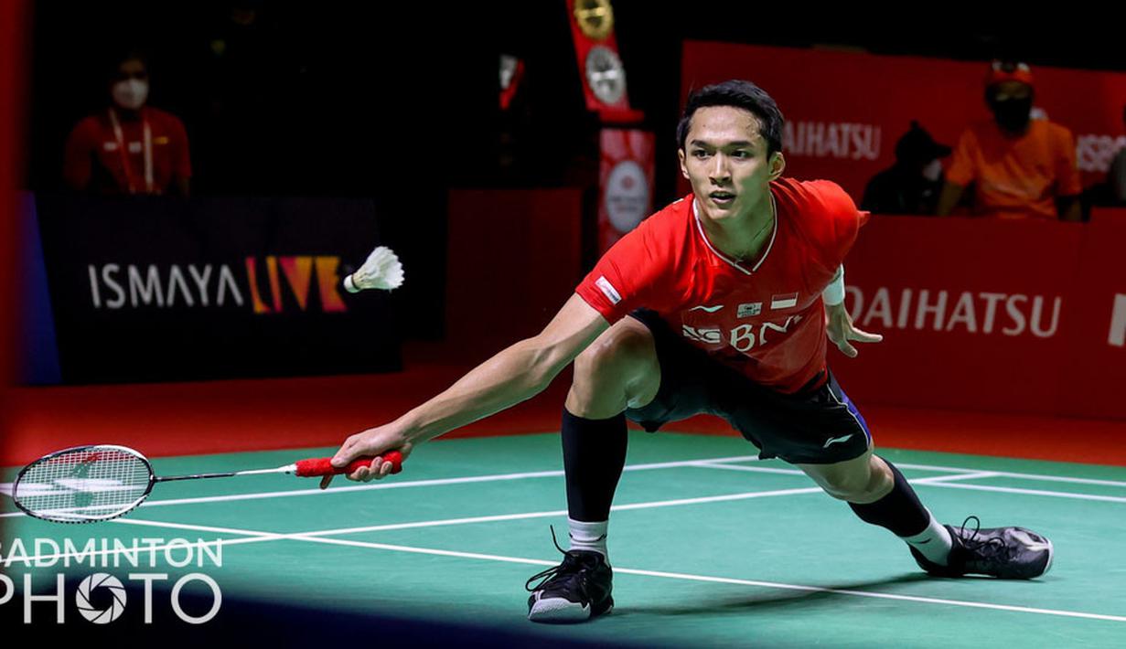 Sementara itu, tunggal putra unggulan keenam di ajang Indonesia Masters 2021, Jonatan Christie juga harus bekerja ekstra saat mengalahkan Sitthikom Thammasin dari Thailand. (Badminton Photo/Raphael Sachetat)