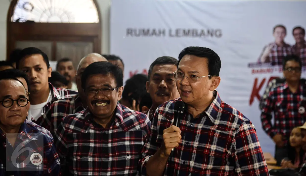 Cagub DKI Jakarta,  Basuki Tjahja Purnama (Ahok) memberikan pernyataan terkait statusnya sebagai tersangka di Rumah Lembang, Jakarta, Rabu (16/11). Ahok berharap pendukungnya ikhlas menerima penetapan dirinya sebagai tersangka (Liputan6.com/Faizal Fanani)