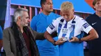 Gelandang baru Pachuca, Keisuke Honda asal Jepang memakai jersey klub barunya di samping presiden tim Jesus Martinez saat jumpa pers di Football University, Pachuca, Negara Bagian Hidalgo, Meksiko, (18/7). (AFP Photo/Victor Cruz)