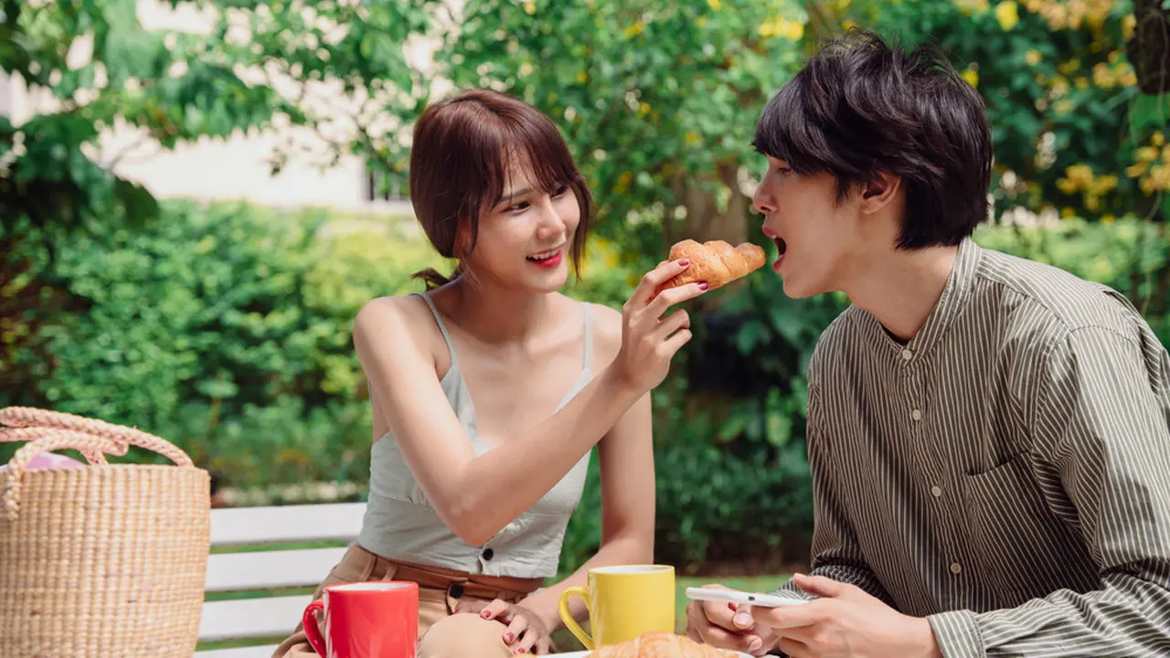 piknik kencan menyuapi romantis