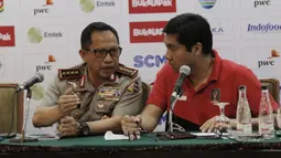 Kapolri, Tito Karnavian berbincang dengan Maruarar Sirait, saat konpers jelang final Piala Presiden 2018 di Hotel Sultan, Jakarta, Kamis (15/2/2018). Final dan semifinal Piala Presiden 2018 akan digelar di SUGBK Jakarta. (Bola.com/M Iqbal Ichsan)