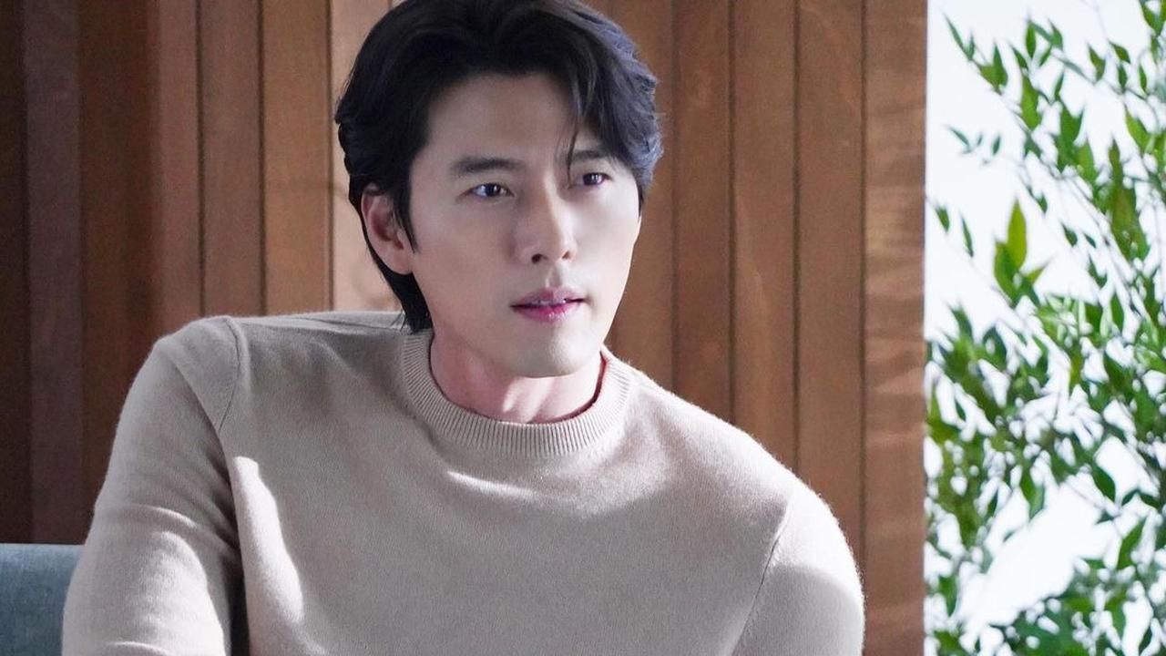 10 Pesona Tampan Hyun Bin dalam Gaya 90an dengan Rambut Berponi di Detik-Detik Kelahiran Anak Pertama