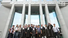 Sejumlah advokat muda berkumpul usai melakukan pertemuan dengan komisioner Komisi Yudisial di Jakarta, Kamis (18/5). Kedatangan mereka untuk melakukan audiensi dan memberikan dukungan moril kepada KY. (Liputan6.com/Helmi Fithriansyah)
