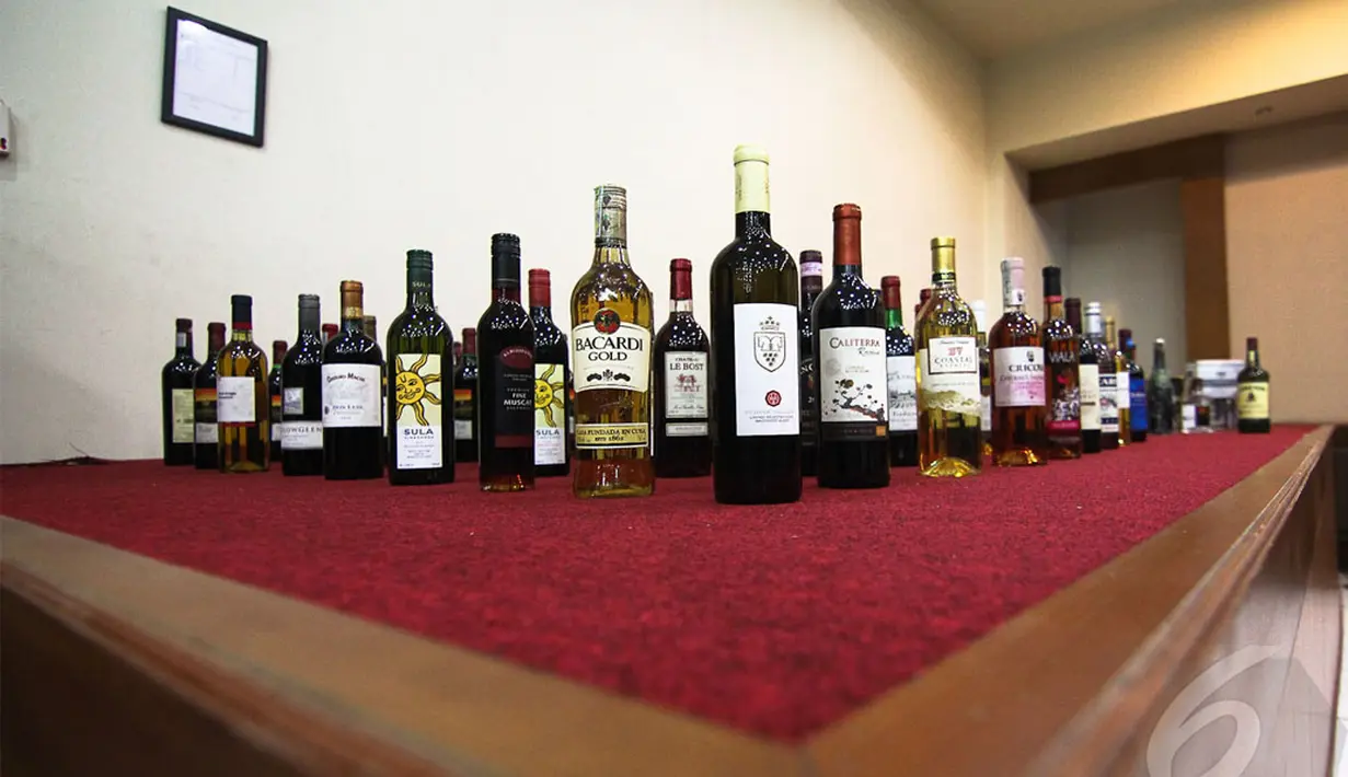 Pihak Bea dan Cukai Tipe A sepanjang tahun 2012-2013 juga berhasil mengamankan 1069 botol minuman keras, Tanjung Priok, Jakarta, Selasa (29/4/2014) (Liputan6.com/Faizal Fanani).