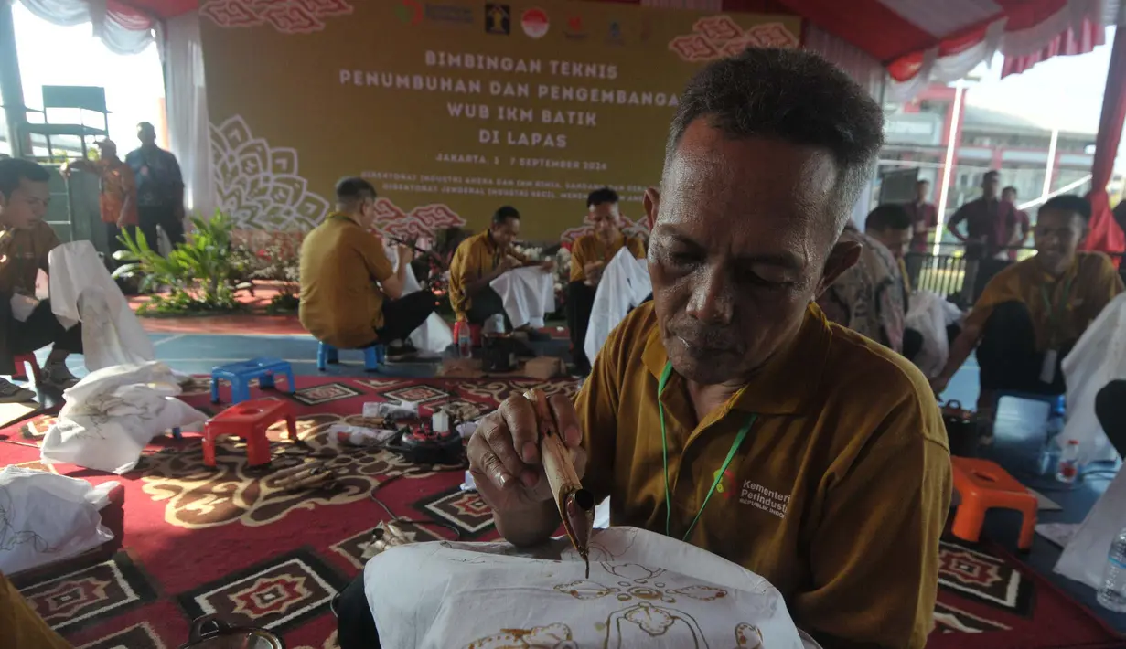 Sejumlah warga binaan Lembaga Pemasyarakatan (Lapas) Cipinang kelas 1 mengikuti pelatihan pembuatan batik, Jakarta, Kamis (5/9/2024). (merdeka.com/Imam Buhori)