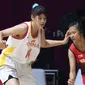 Pebasket putri Indonesia, Dyah Lestari (kanan) mencoba melewati adangan pemain China, Li Yueru pada perempat final Basket 5x5 putri Asian Games 2018 di Hall A GBK, Jakarta, Minggu (26/8). Indonesia kalah 141-37. (Liputan6.com/Helmi Fithriansyah)