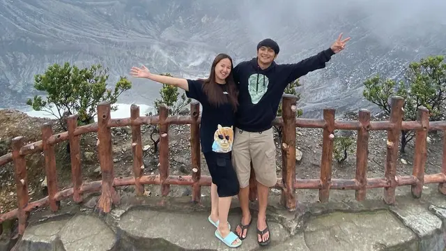 Tampil Simpel, Ini 7 Potret Reiner Manopo dan Istri Saat Liburan