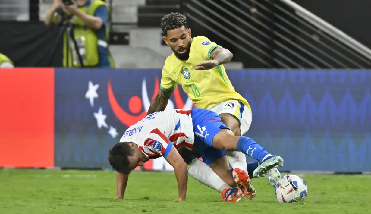 Brasil menang telak dengan skor 4-1 atas Paraguay. (AP Photo/David Becker)