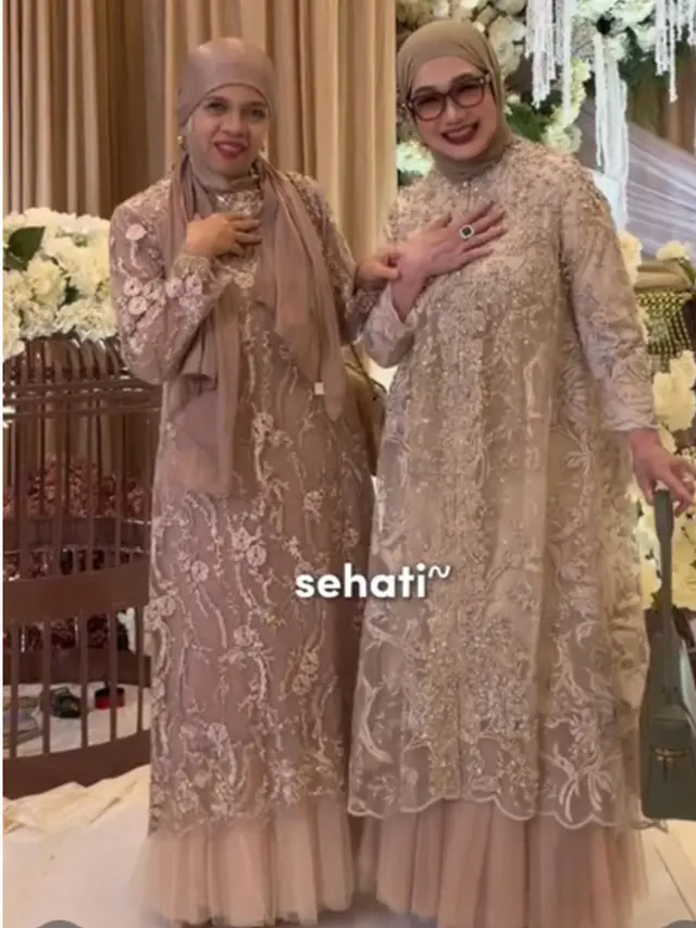 6 Potret Gamis Brokat Reza Artamevia dan Geni Faruk di Tedak Siten Anak Aaliyah Massaid