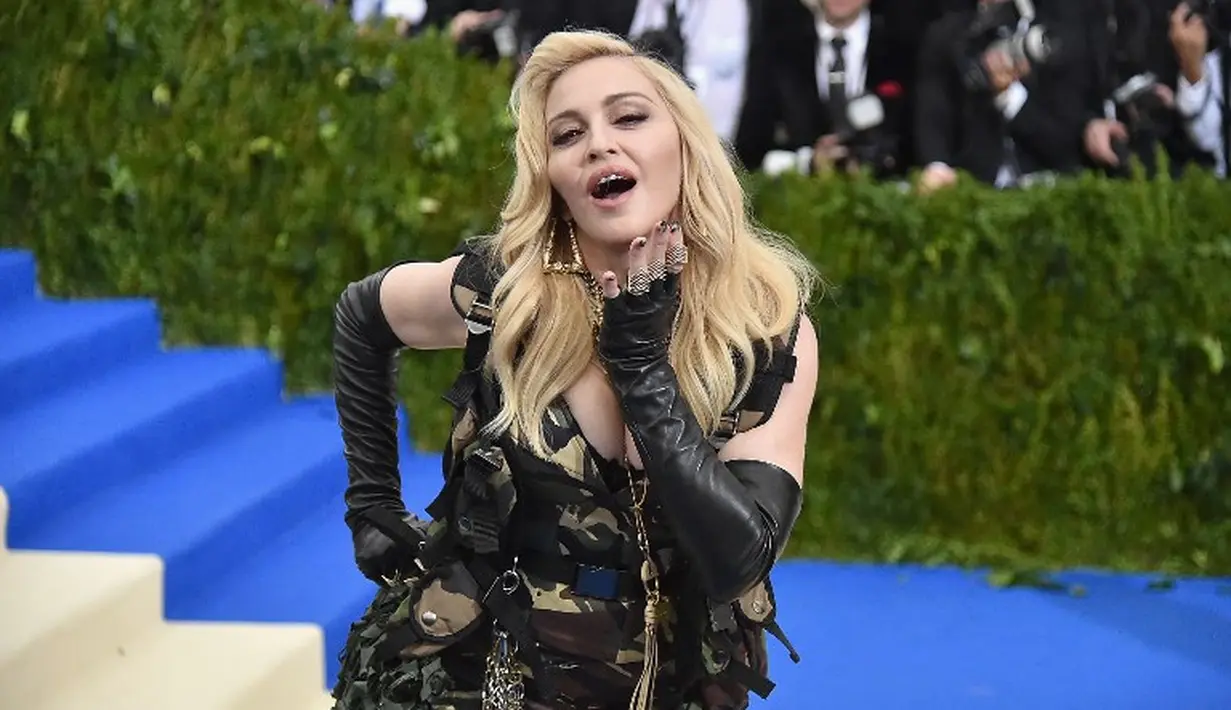 Madonna menulis beberapa buku yakni The English Roses, Mr. Peabody's Apples, Yakov and the Seven Thieves, The Adventures of Abdi dan Lotsa de Casha. (MIKE COPPOLAGETTY IMAGES NORTH AMERICAAFP)