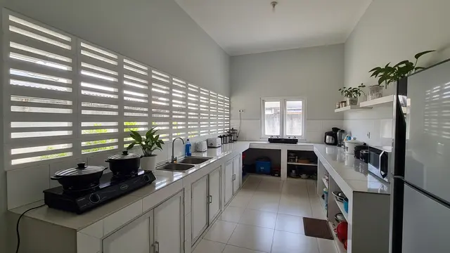 Inspirasi Dapur Belakang dengan Ventilasi Roster Sepanjang Dinding sebagai Solusi Tanpa Bau dan Lembap Model Roster Berpola Horizontal