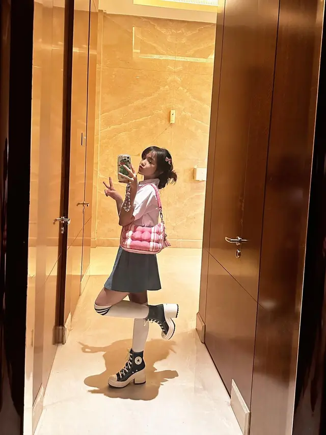 Fuji An kenakan baju SMA (Instagram/fuji_an)