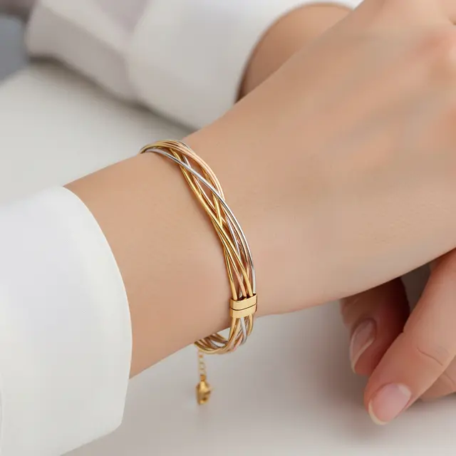 Gelang Emas Kecil untuk Ibu Muda Aktif