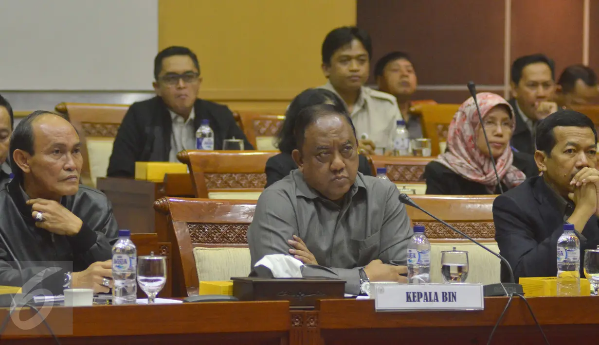 Kepala BIN Letjen TNI (Purn) Marciano Norman (tengah) bersama Kepala Lembaga Sandi Negara (Lemsaneg), Mayjen TNI Dr Djoko Setiadi (kanan) mengkuti Rapat Kerja dan RDP dengan Komisi I DPR, Jakarta, Senin (15/6/2015). (Liputan6.com/Andrian M Tunay)