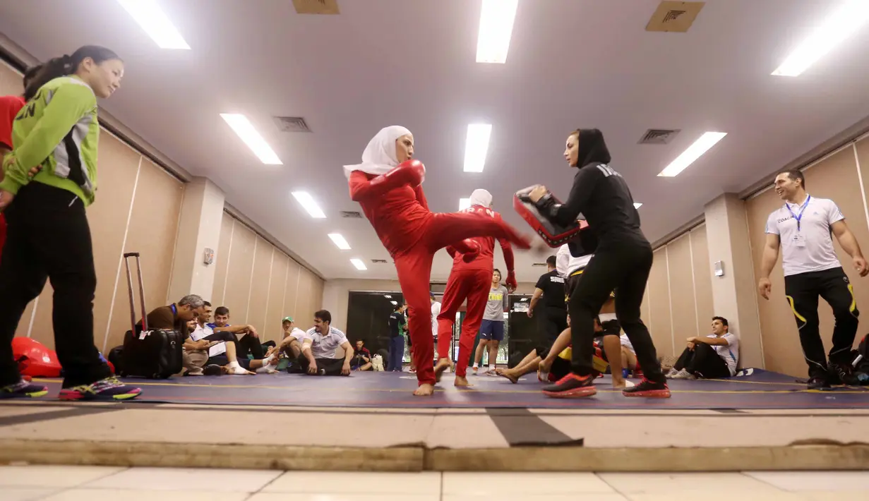 Dua atlet Wushu Iran saat berlatih sebelum tanding pada Kejuaraan Dunia Wushu di Istora, Senayan, Jakarta, Senin (16/11/2015). (Bola.com/Nicklas Hanoatubun)