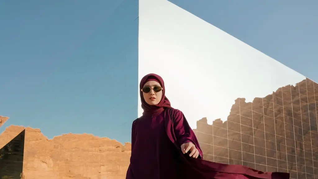 Siluetnya longgar dan flowy, menciptakan efek dramatis saat tertiup angin gurun, sebuah visual yang identik dengan estetika yalil yalili yang sedang viral. [@febbyrastanty].