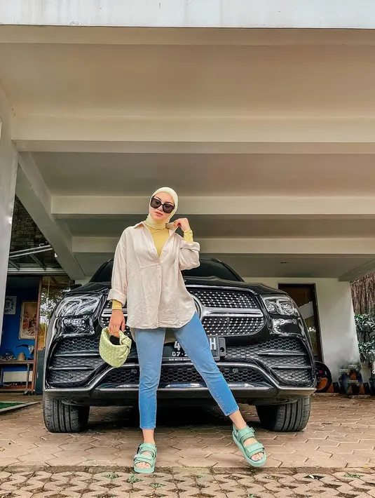 Gaya kasual yang digunakan oleh Irish Bella ini pun bisa dijadikan sebagai inspirasi. Memadukan warna cerah namun tetap terlihat soft, penampilan Irish Bella ini pun banjir pujian. (Liputan6.com/IG/@_irishbella_)