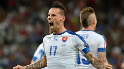 Ekspresi pemain Slovakia, Marek Hamsik, setelah mencetak gol kedua Slovakia ke gawang Rusia pada laga kedua Grup B Piala Eropa 2016, Rabu (15/6/2016) malam WIB. (AFP/Philippe Huguen)