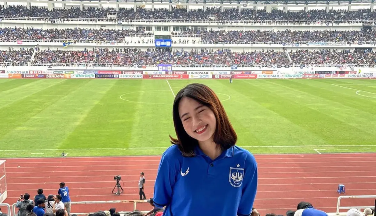 Vivi pamer senyum manis saat beri dukungan lansgung untuk Alfeandra Dewangga di stadion Jatidiri, Semarang. Potret manisnya Vivi ini sukses mencuri perhatian publik. Ia terlihat sangat manis dengan pamer senyum terbaiknya ketika datang mendukung calon suami. (Liputan6.com/IG/@viviinovika)